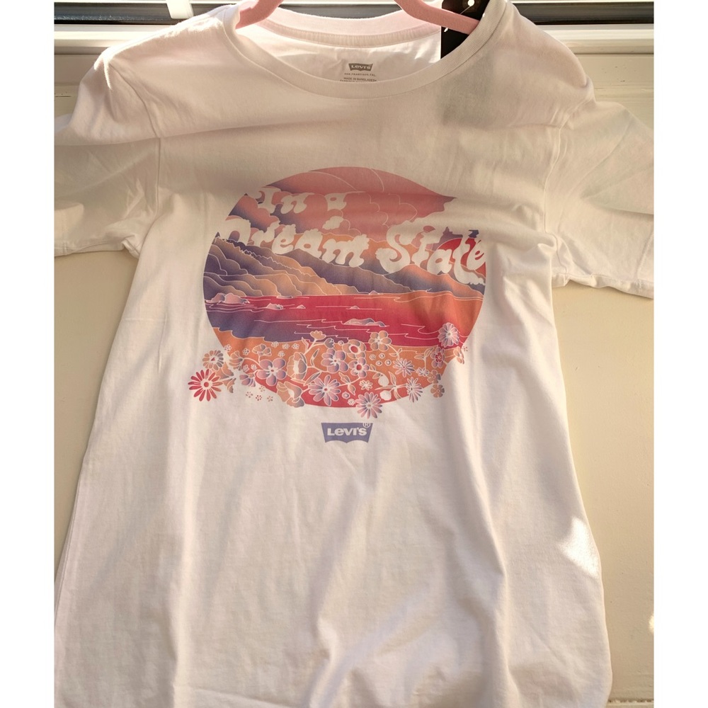 Levi’s graphic tee new with tag